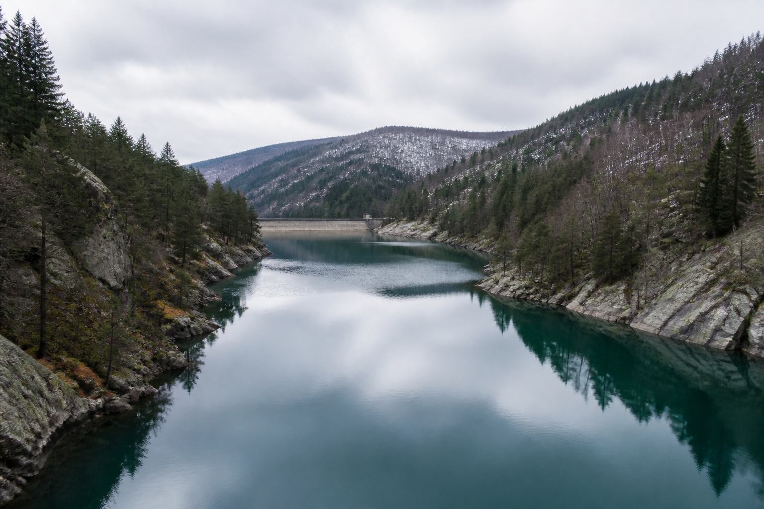 Kalter Stausee zwischen bewaldeten Granithängen im Oberharz